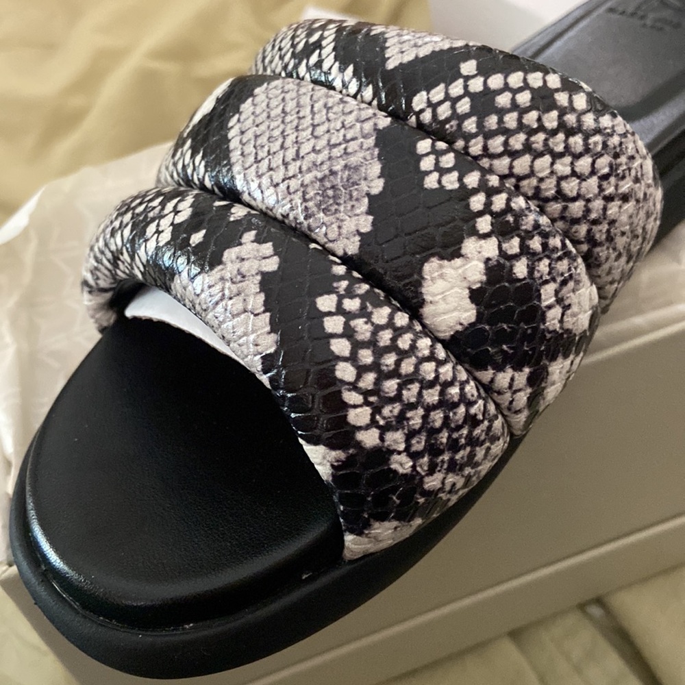 MARC FISHER FLAT SLIDE, SNAKE PRINT